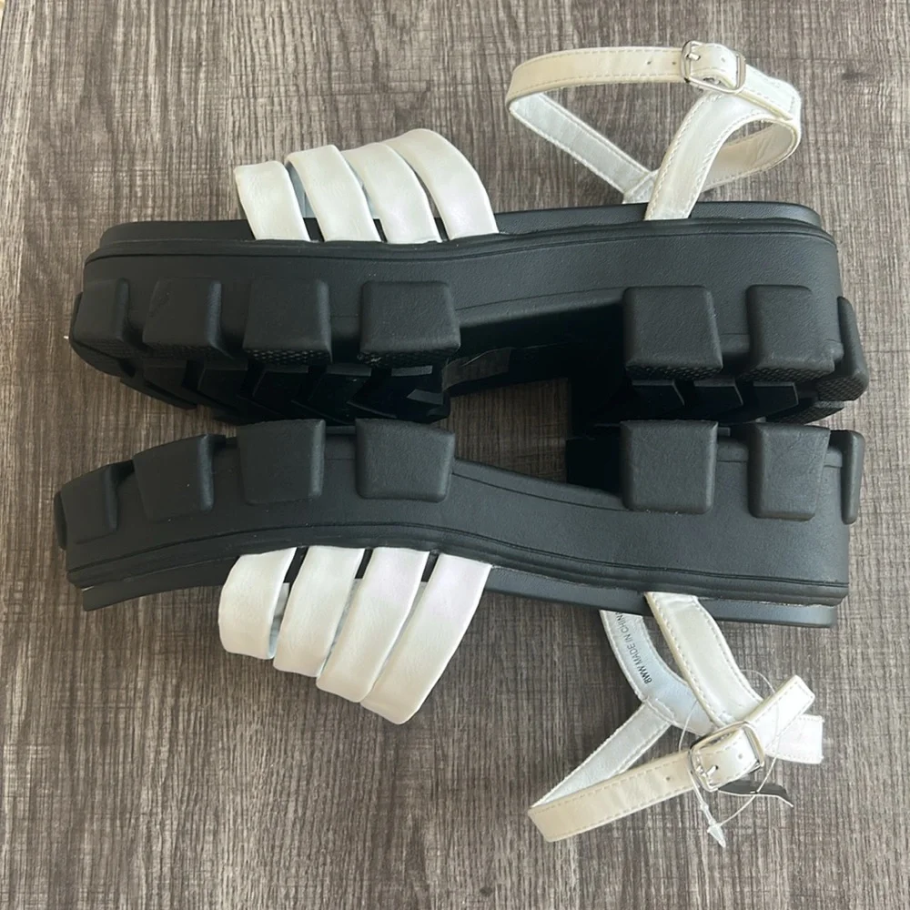 NWT Torrid White and Black Chunky Platform Sandals Multi Band Heeled Strappy 8WW